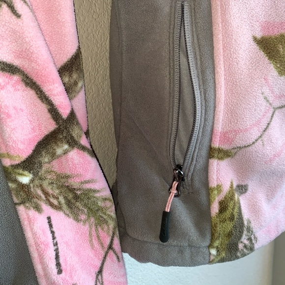 CABELA’S Realtree pink camo fleece jacket, grey trim, Zip front, pockets. M - Picture 9 of 17